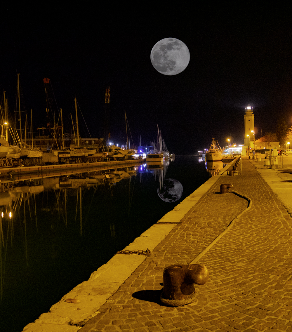 Rimini, notturno al porto